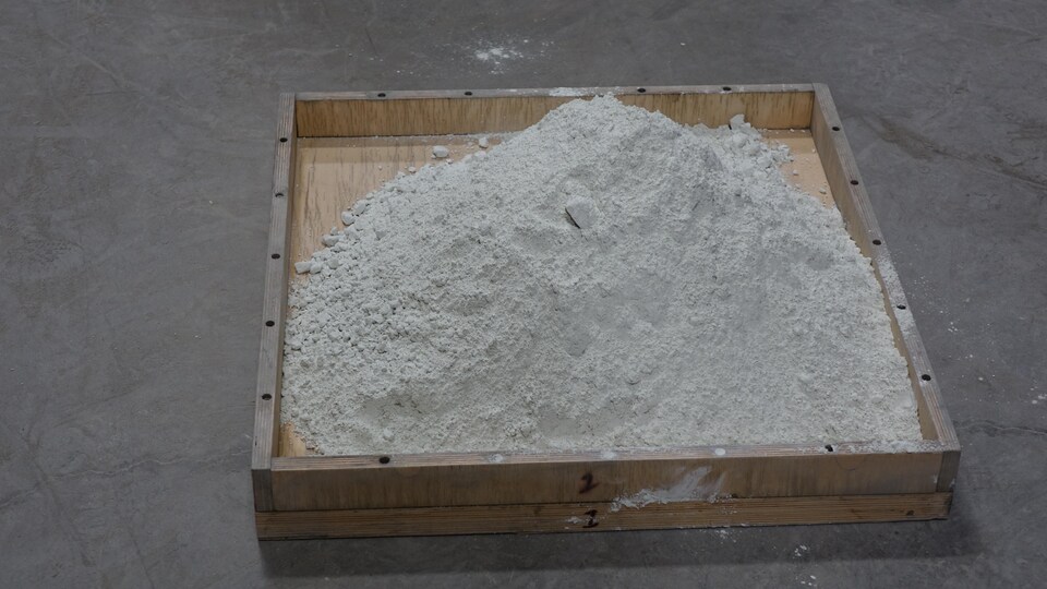 Cette poudre de verre est utilisée dans la fabrication de trottoirs.