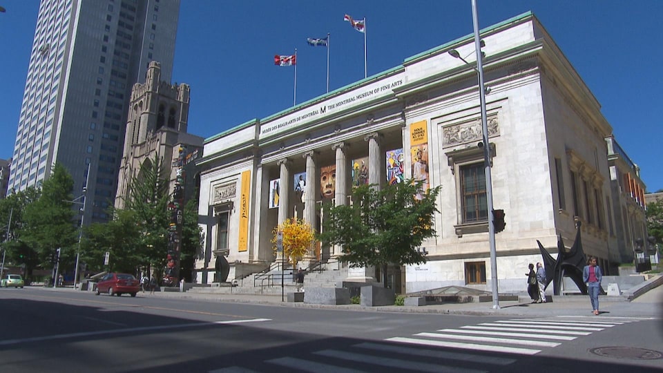 Le trottoir devant le Musée des beaux-arts de Montréal a été fabriqué en partie à base de poudre de verre.