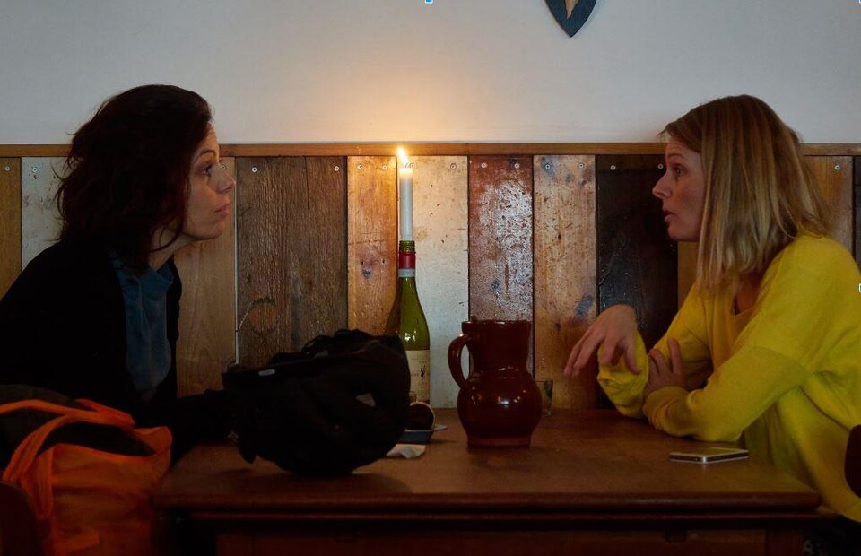 Deux femmes discutent chez Bevars, bistrot à Copenhague