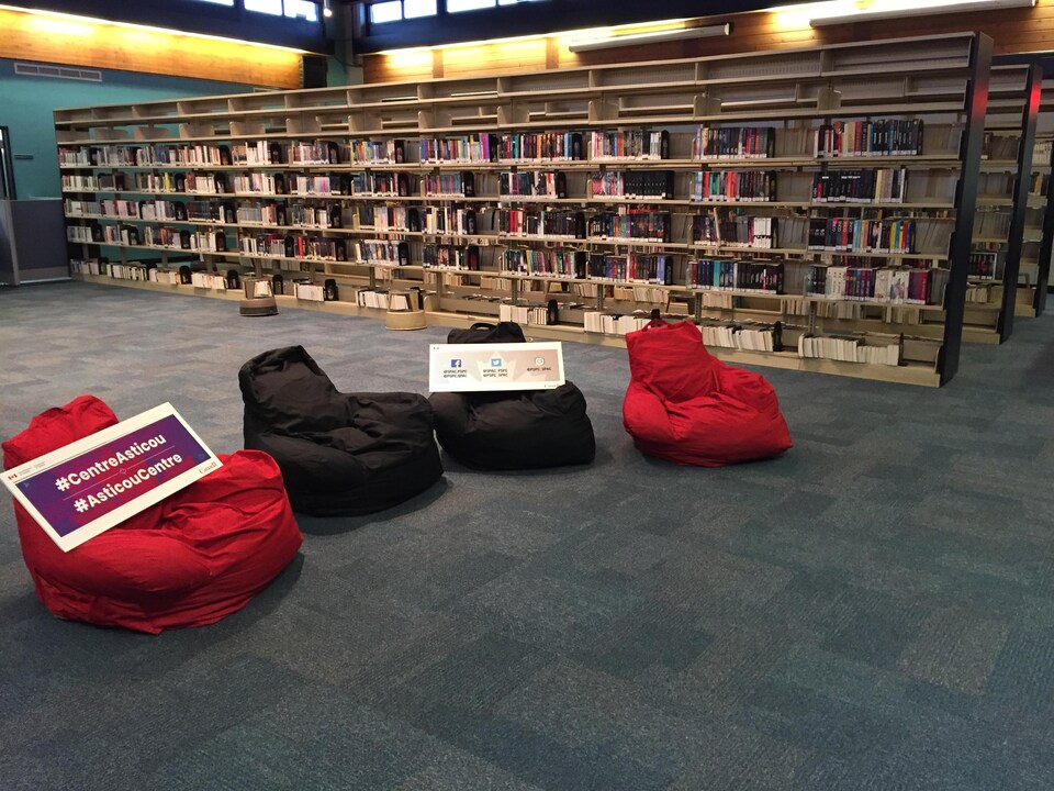 De gros coussins sur le plancher d'une bibliothèque.