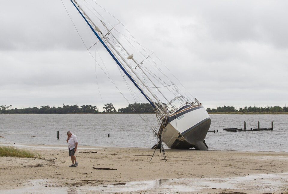 Un voilier a été rejeté par la mer sur la côte du Mississippi.