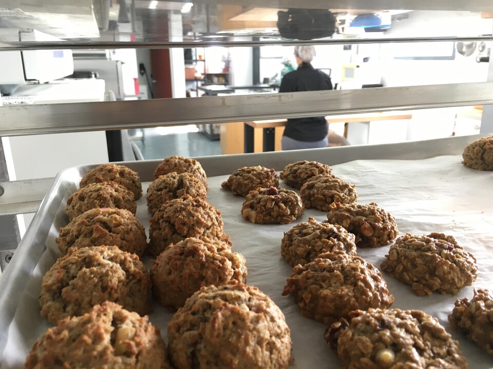 La propriétaire prépare environ 1000 biscuits chaque jour.