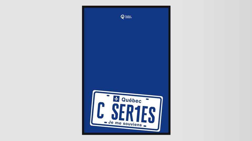 Sur un fond bleu, on voit une plaque d'immatriculation du Québec. On y lit « Québec. CSERIES. Je me souviens ». 