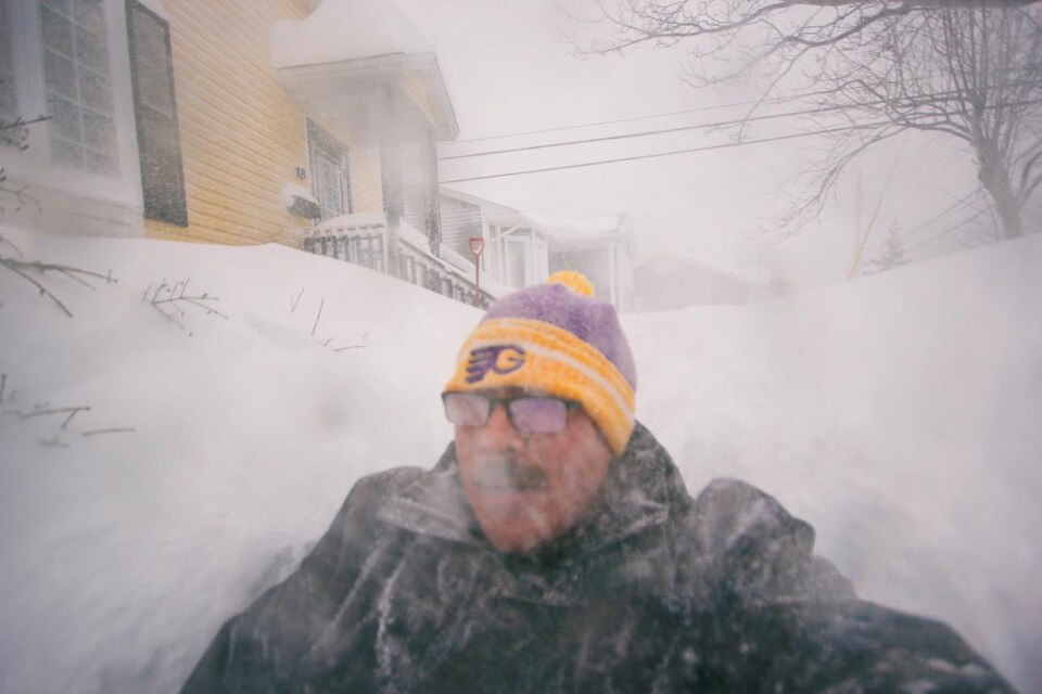 Un homme avec une tuque dans un blizzard.