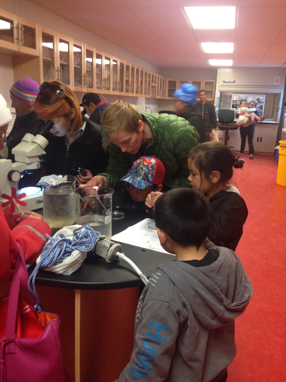 De jeunes Inuits découvrent les résultats de recherche de scientifiques.