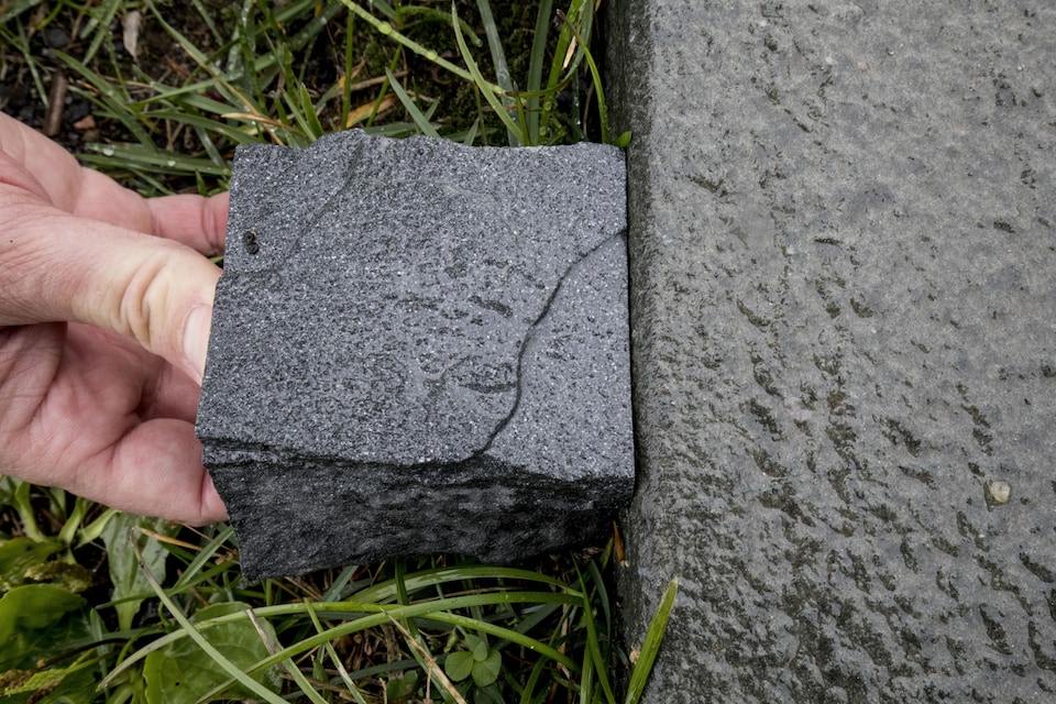 Un échantillon de Bluestone (à droite) près d'une dalle de Grès vert de Sillery installée près du Bastion du roi. L'échantillon est tenu par Martin Anctil, ingénieur géologue. 