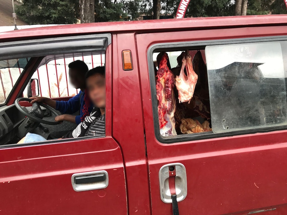 Une camionnette transporte du boeuf, à Shillong, dans le nord-est du pays.