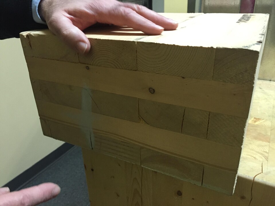 Section d'une poutre en bois lamellé-croisé.