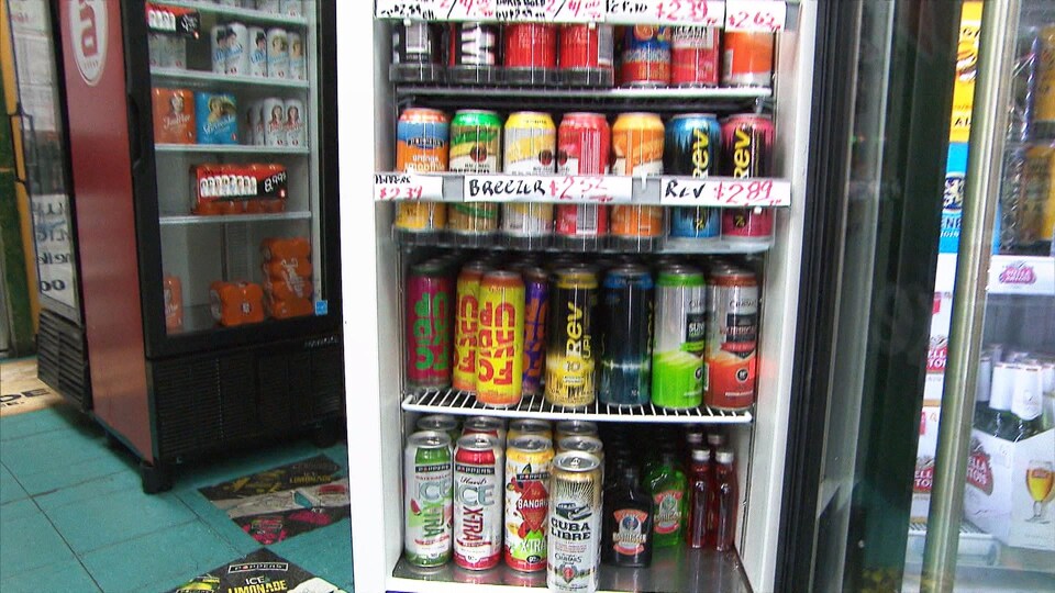 Des boissons alcoolisées dans un réfrigérateur.