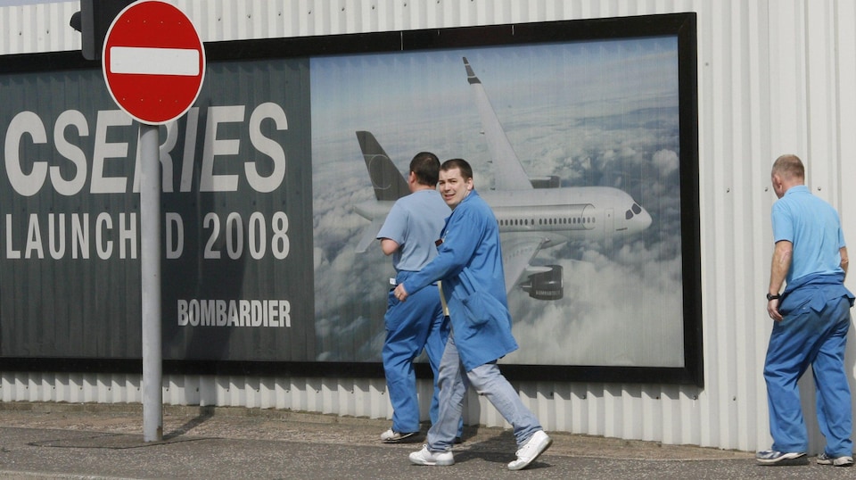 Des travailleurs de Bombardier en Irlande lors de l'annonce en 2009 de la suppression de 1000 emplois.