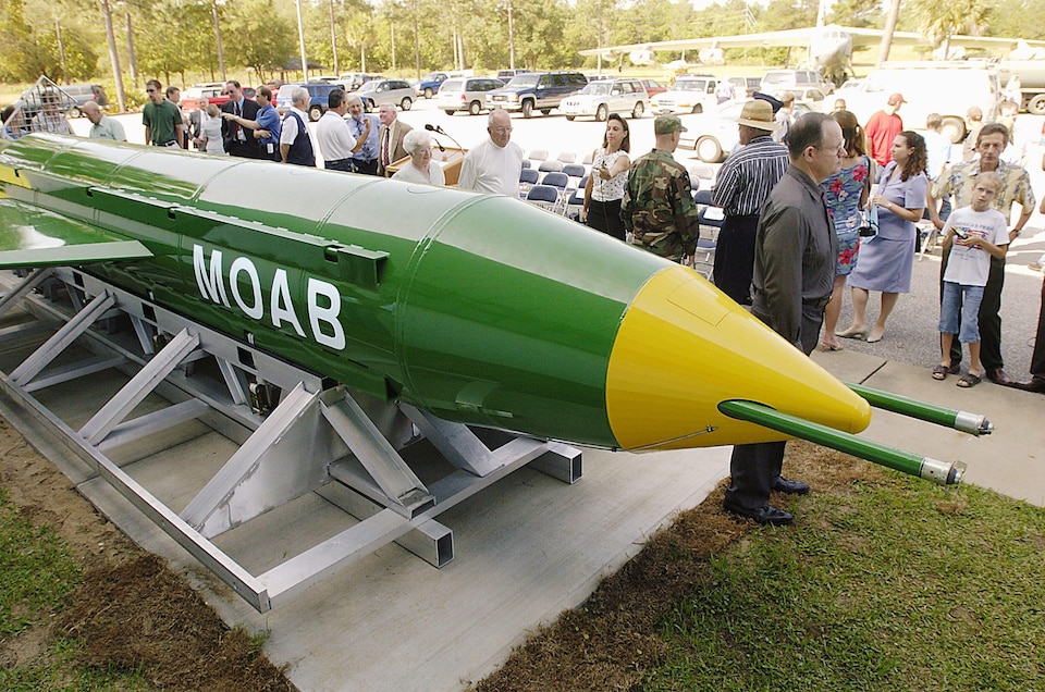 Une MOAB présentée au public américain à la base aérienne de Valparaiso, en Floride, en mai 2004.