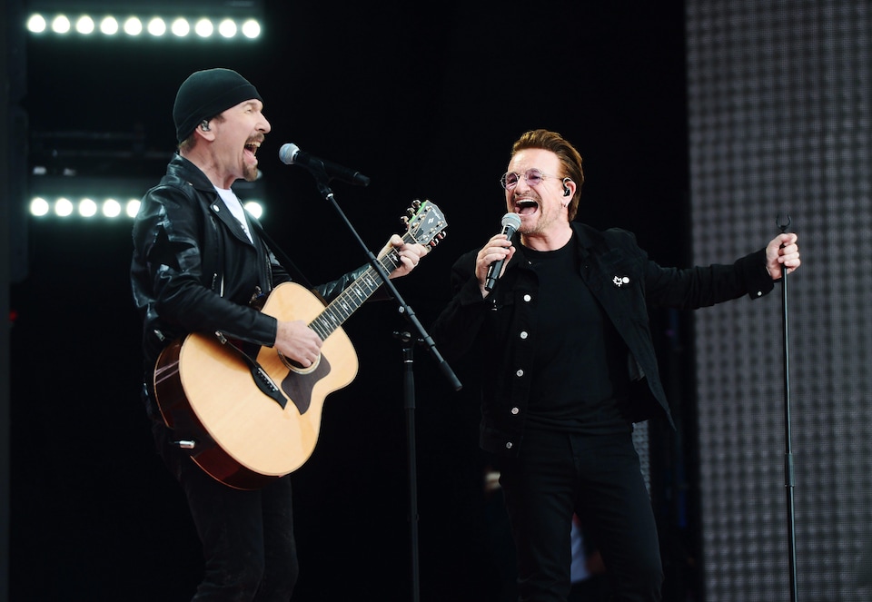 Bono et The Edge du groupe U2 chantent le succès « One ».