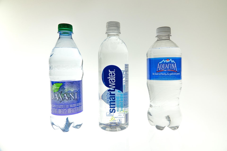 Trois bouteilles d'eau de grandes marques. 