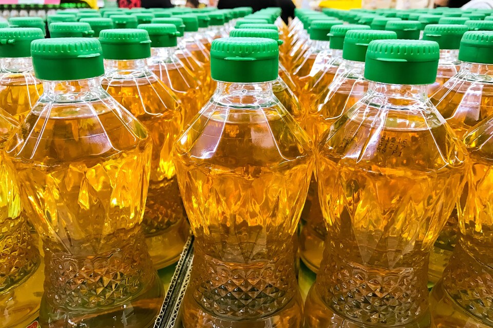 Des bouteilles d''huile de palme.