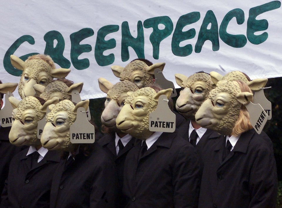 Des activistes de Greenpeace manifestent à Munich en 1999 contre le clonage humain. 