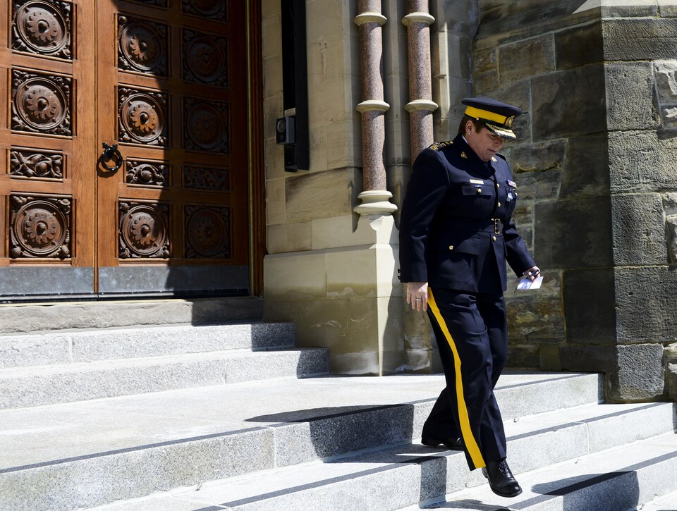 En uniforme, Brenda Lucki descend les marches de l'édifice du Parlement.