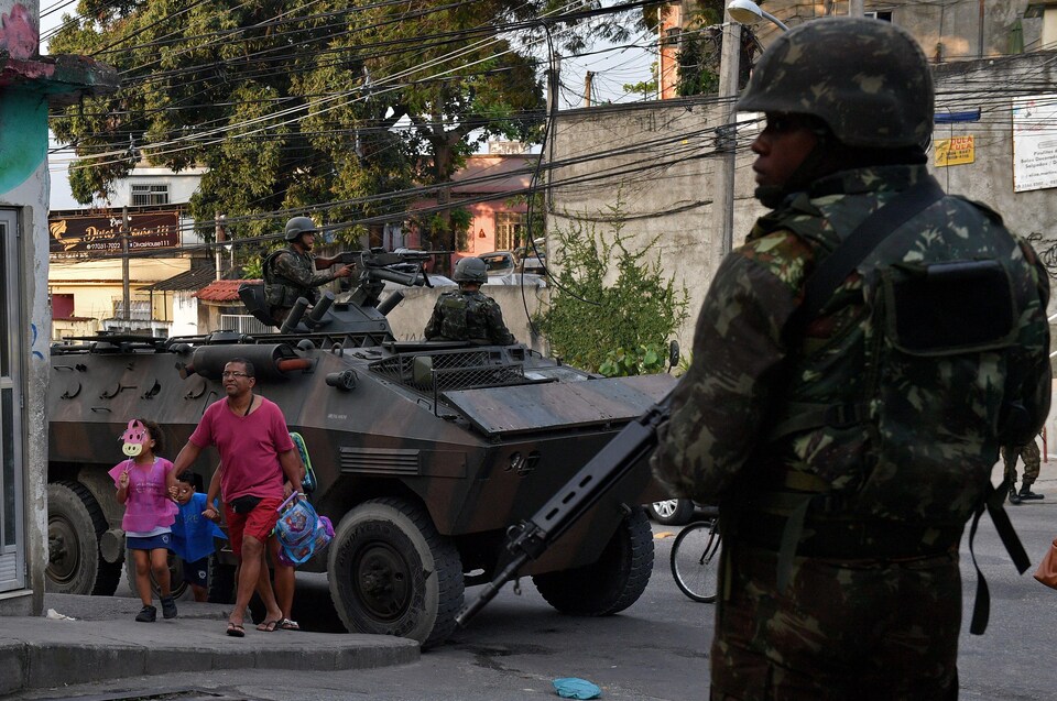 Un tank militaire et des soldats dans une favela de Rio de Janeiro