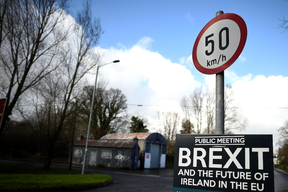 À l'avant-plan, un panneau invitant à une rencontre sur le Brexit et l'avenir de l'Irlande dans l'UE.