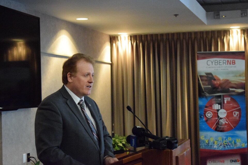 Le ministre Brian Kenny parle de cybersécurité à l'Université du Nouveau-Brunswick.