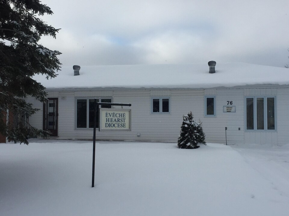 Une édifice recouvert de neige.