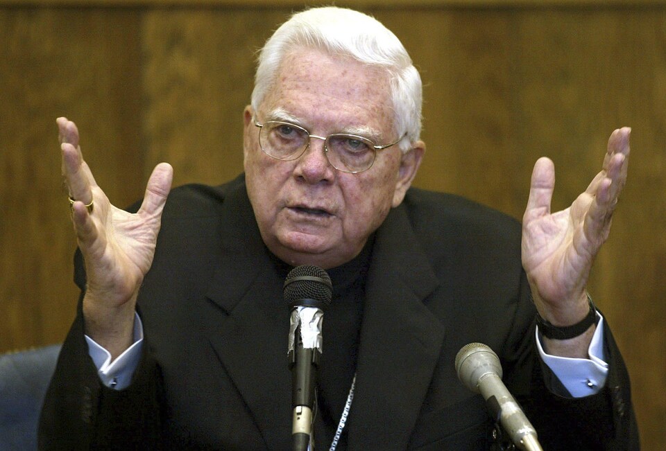 Le cardinal de Boston, Bernard Law, témoigne en août 2002 devant un tribunal du Massachusetts.