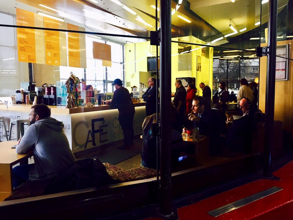 Le café est plein.