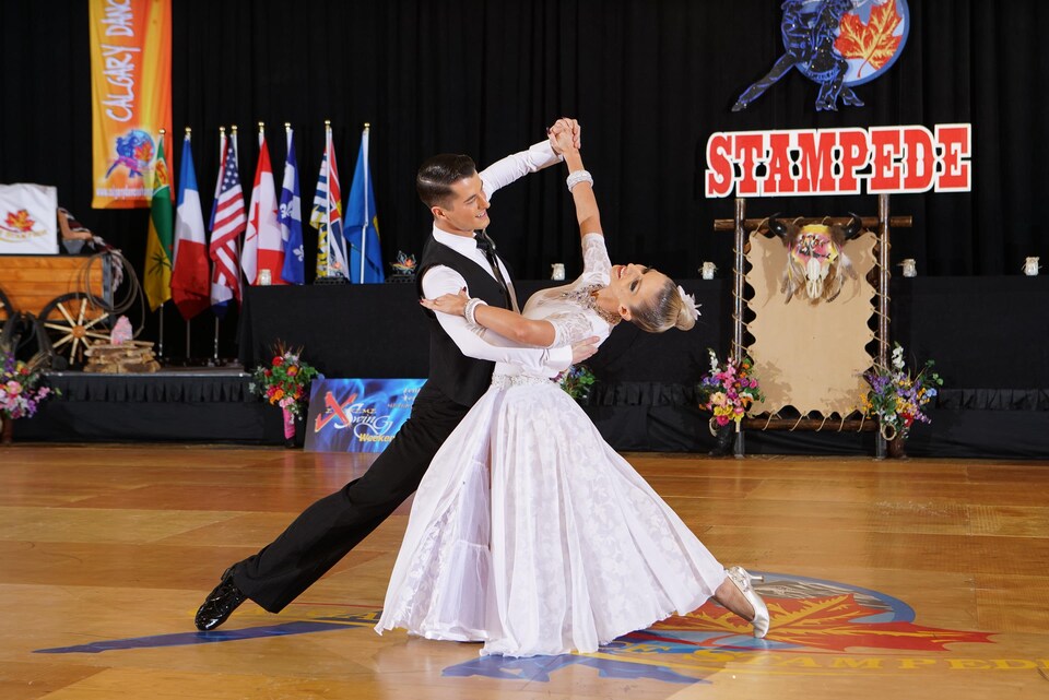 Un homme danse avec une femme.