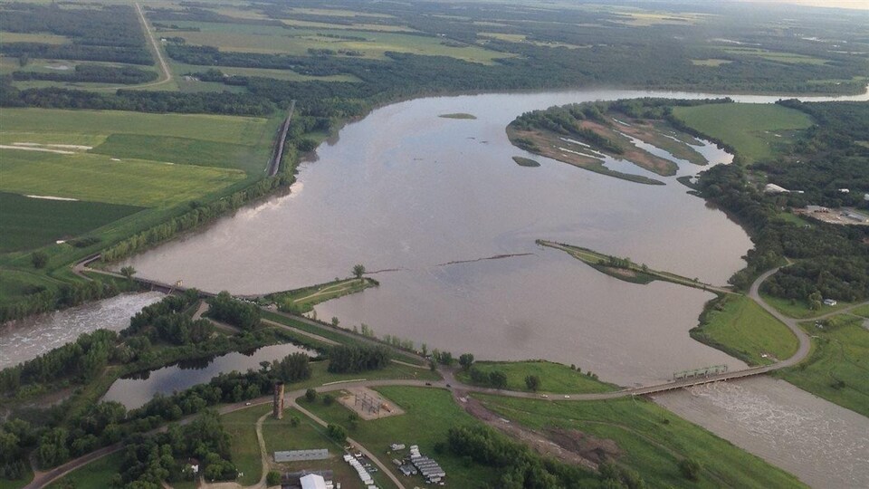 Le candal de dérivation de Portage avec la rivière Assiniboine à gauche