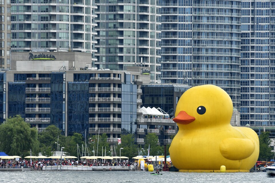 Le « Globe and Mail » a estimé le coût de la location de ce canard géant à 200 000$.