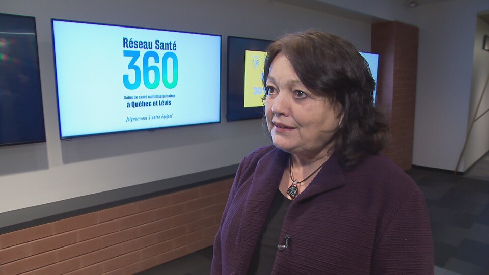 Candide Beaumont accorde une entrevue à l’animateur du Téléjournal Québec Bruno Savard.