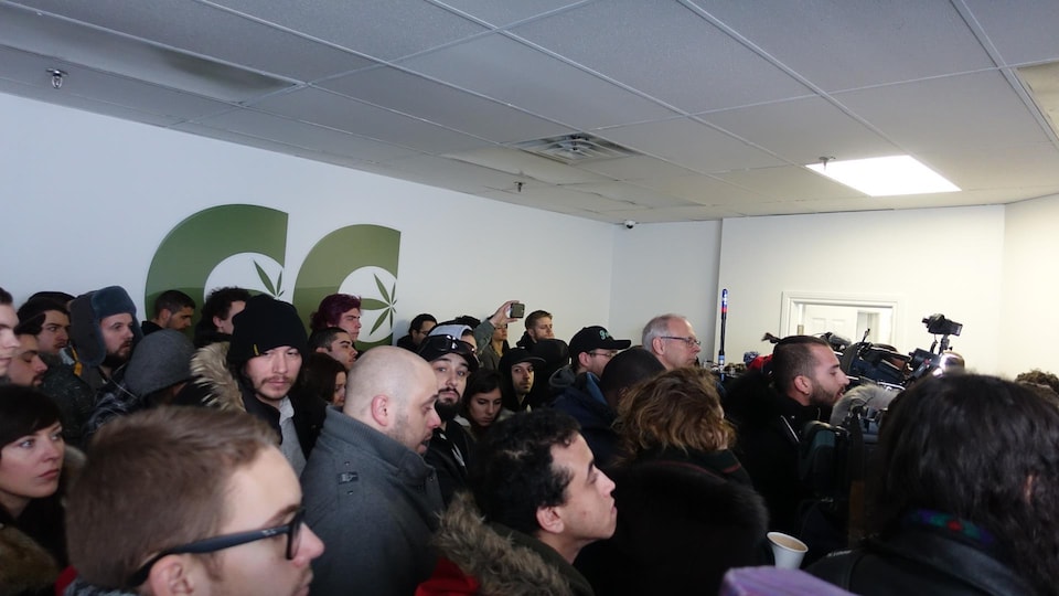 Des dizaines de clients ont fait la file ce matin pour se procurer de la marijuana à la boutique Culture Cannabis à Montréal.