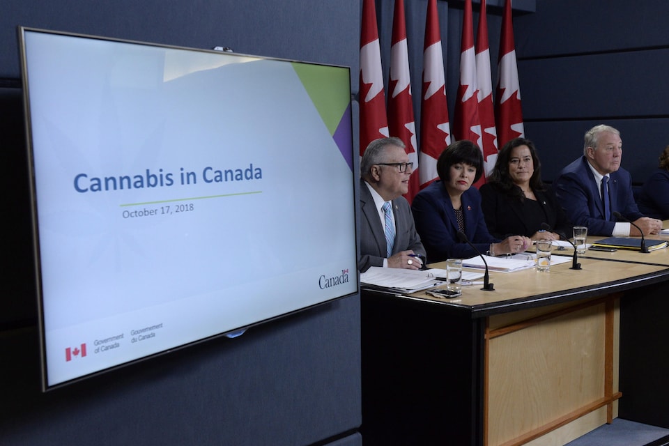 « Le cannabis au Canada », peut-on lire sur un écran situé près de la table devant laquelle sont assis les quatre ministres participant à la conférence de presse. 