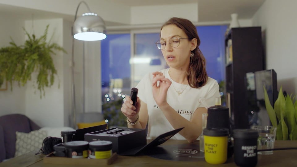 Une femme utilise un vaporisateur de cannabis