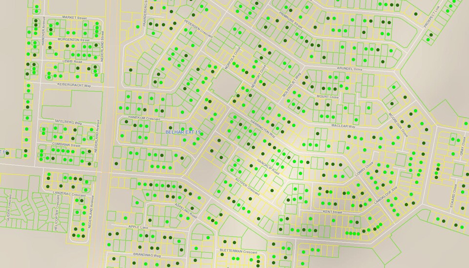 Une capture d'écran illustrant la carte interactive d'un secteur du Cap où des points verts, foncés ou pâles, indiquent les quantités d'eau consommées par mois pour chaque maison.