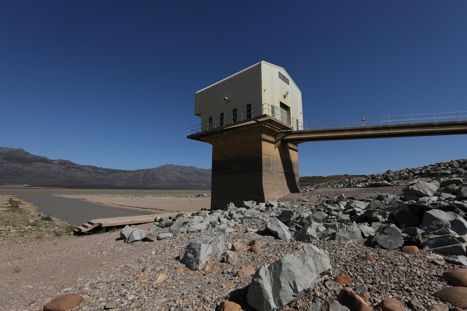 Un pilier habituellement submergé par les eaux du barrage Voelvlei, près du Cap, est complètement à découvert alors qu'il n'est rempli qu'à 24 % de sa capacité.