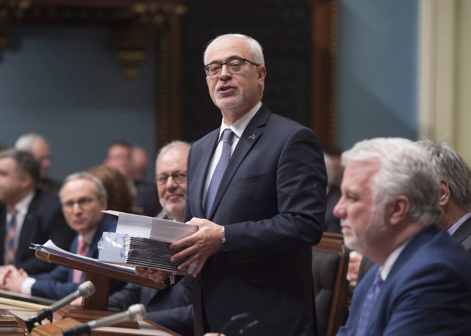 Le ministre des Finances, Carlos Leitao, a présenté son budget le 27 mars 2018 à l’Assemblée nationale, sous le regard du premier ministre du Québec, Philippe Couillard, à sa droite.