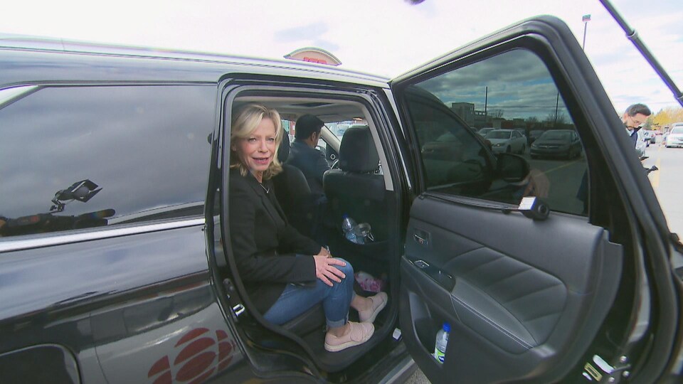 Caroline Proulx à bord de sa voiture de fonction.