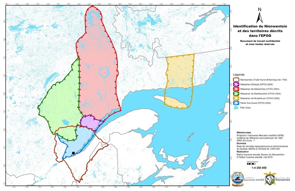 L'Entente de principe d'ordre global de 2004 délimite les territoires de quatre Premières Nations innues, dont Mashteuiatsh, en vert. La portion bleue est la partie sud-ouest revendiquée par les Innus et se trouve en plein cœur du Nionwentsïo, territoire ancestral de la Nation huronne-wendat délimité en rouge.