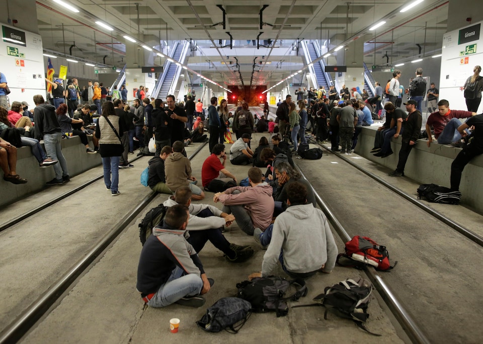 Des militants séparatistes catalans ont bloqué la voie d'un train à grande vitesse dans la gare de Gérone.