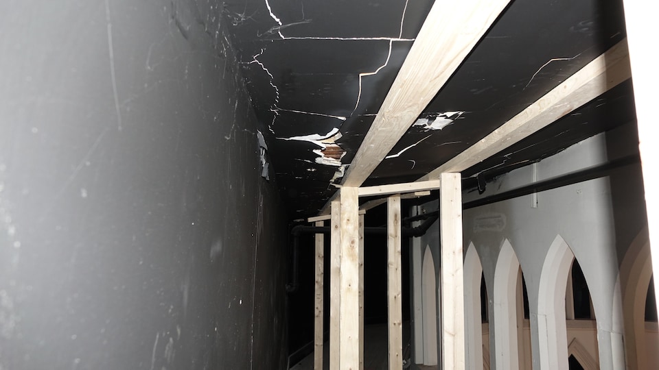 Les dommages au plafond de la galerie sont causés par l'infiltration d'eau provenant des combles.