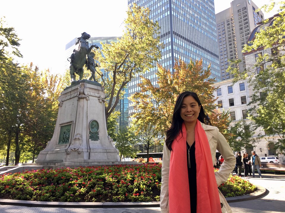 Cathy Wong, candidate d'Équipe Coderre dans la circonscription de Peter-McGill, près d'une statue dans un parc