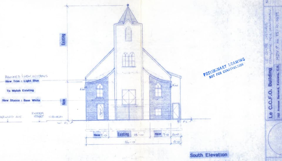 Un dessin d'église avec des mesures et des notes. 