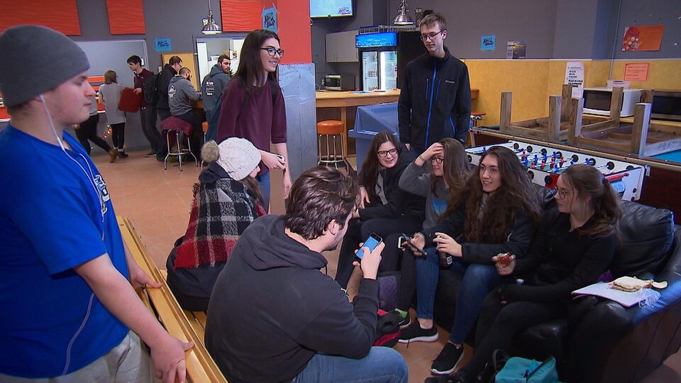 Des jeunes discutent au Cégep de Baie-Comeau.
