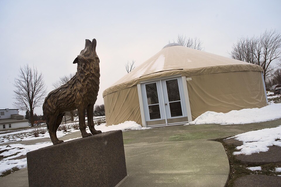Un pavillon circulaire avec devant, la sculpture d'un loup.