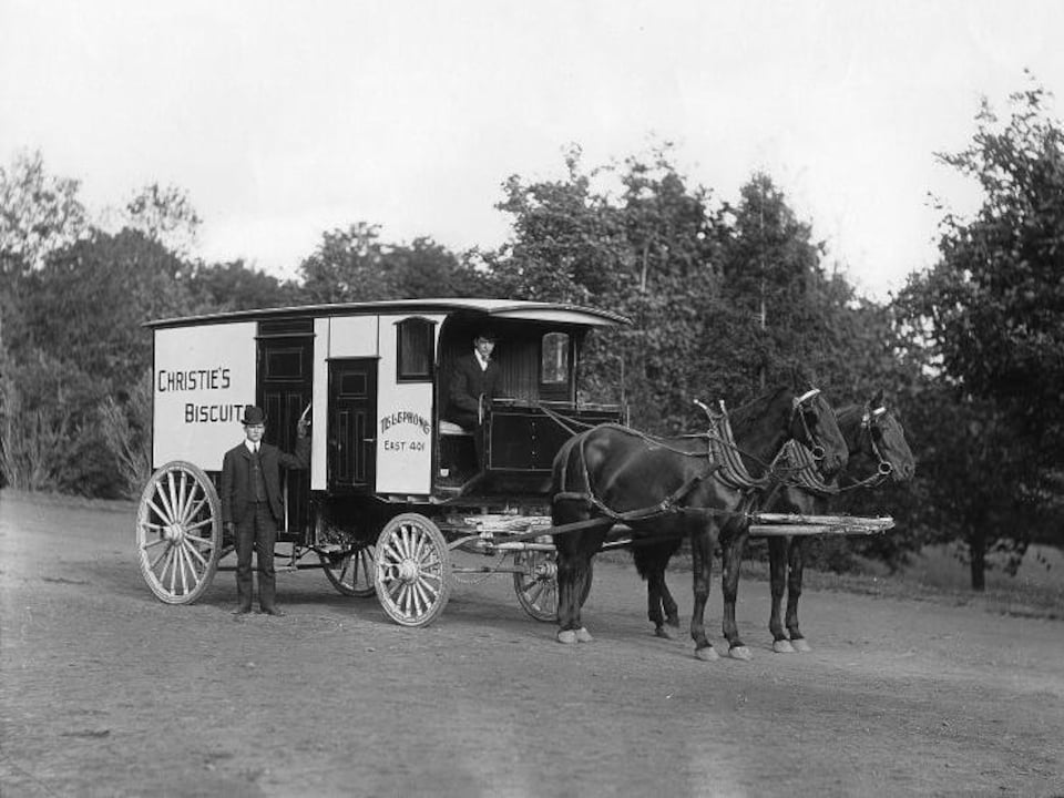 Une charrette de biscuits Christie à Montréal en 1904.
