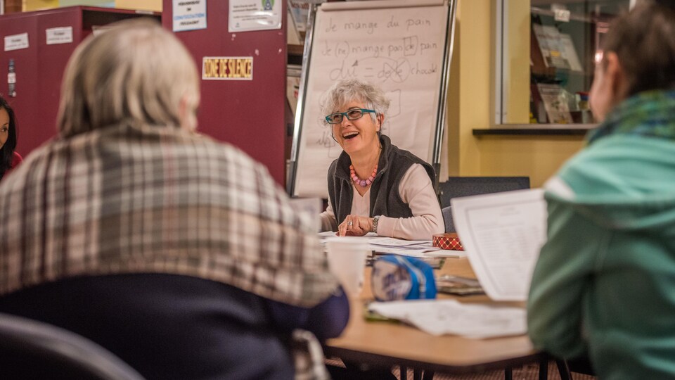 Charline Planchon et les autres participants sont assis autour d'une grande table.