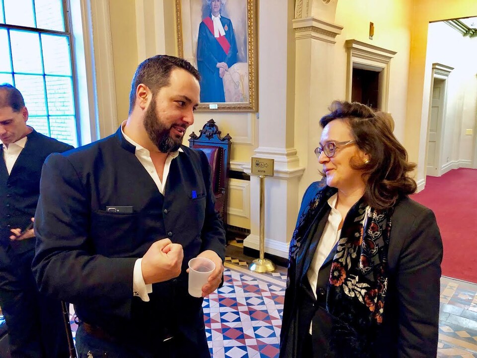 On voit l'avocat Albertos Polizogopoulos de l'Association canadienne des médecins pour la vie en train de converser avec la directrice générale de l'organisation, Nicole Scheidl.