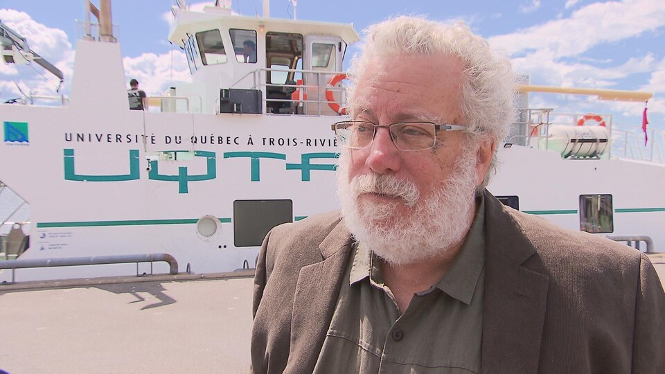 Répond aux questions de la journaliste.