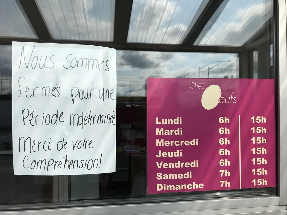 Une affiche confirme la fermeture temporaire du restaurant Chez Oeufs