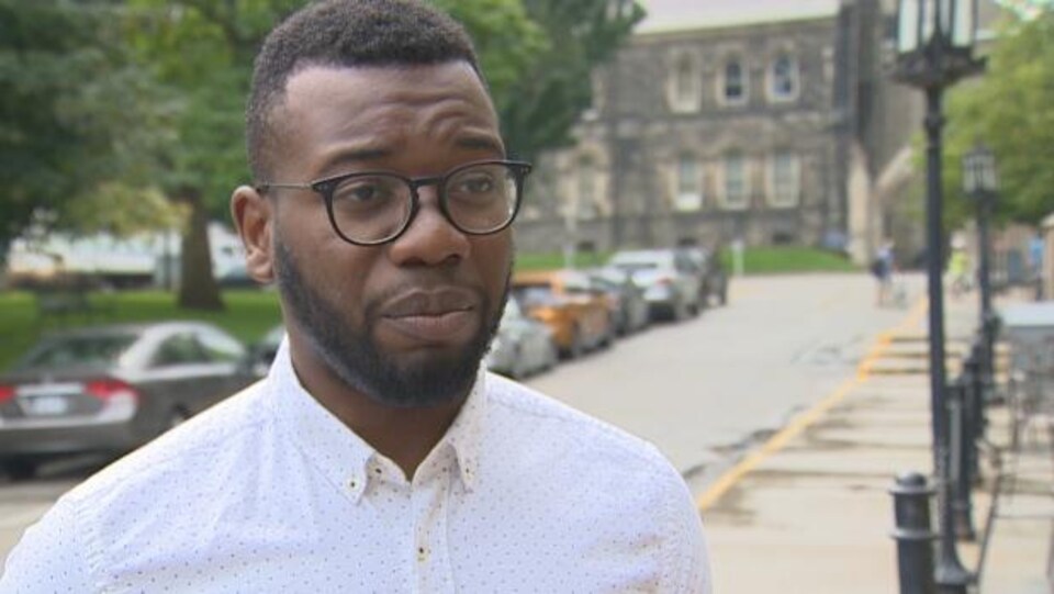 Chim Alao, vice-président de l'Association étudiante de l'Université de Toronto, en entrevue